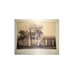 Templete erigido en la Plaza de Armas de La Habana en memoria del sitio donde en 1518 se celebró la primera misa al pie de una c